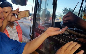 3 ngày liên tiếp tài xế dùng tiền lẻ ở BOT Biên Hòa