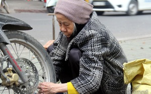 Cụ bà U90 sửa xe máy nhanh hơn thanh niên