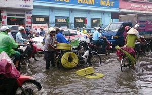 Mưa lớn đầu mùa, phố Hà Nội ngập sâu, giao thông ùn tắc