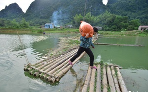 Lạng Sơn: Cô lập giữa ốc đảo, người dân thót tim qua cầu phao tạm bằng tre nứa