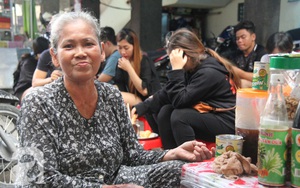 Chuyện kể từ đôi bàn tay "kỳ dị" của dì Tám bán cacao bánh mì, mấy mươi năm làm người Sài Gòn thương nhớ