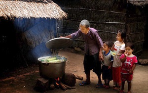 Người lớn than Tết buồn, sao không ngắm nhìn lũ trẻ để nhớ về những ngày xưa tưng bừng háo hức...