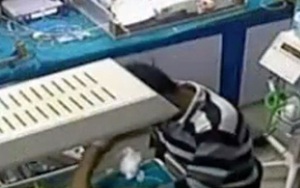 Video: Bé trai sơ sinh bị nhân viên y tế cố tình bẻ gãy chân trong phòng chăm sóc đặc biệt vì quấy khóc
