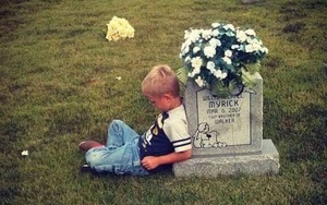 Động lòng hình ảnh anh trai qua năm tháng vẫn ngồi bên nấm mộ kể chuyện cho cậu em sinh đôi