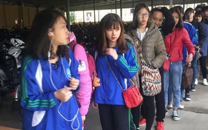 Hình ảnh đẹp nhất hôm nay: Sinh viên Thái Nguyên xếp hàng trật tự chờ lấy vé xe