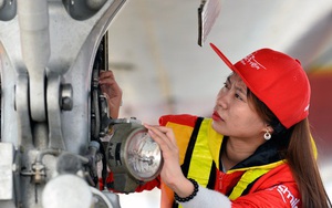 Chùm ảnh: Nữ kỹ sư sửa chữa máy bay hiếm hoi ở Việt Nam với 2 tấm bằng ĐH