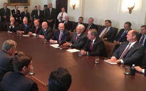 Sự bất thường 'gây bão' trong bức ảnh cuộc họp Nhà Trắng