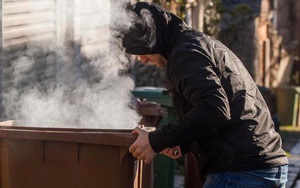 Hít khói thải từ thùng rác, thú vui tìm cảm giác hưng phấn đầy nguy hiểm của thanh niên Anh