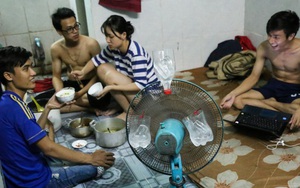 Đứng trong chậu nước nấu ăn, tự chế quạt phun nước... là cách SV ở trọ đối phó với cái nóng như "lò thiêu" ở Sài Gòn
