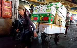 Nữ cửu vạn nhọc nhằn giữa chợ mưu sinh ngày nghỉ lễ