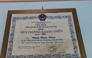 Bí thư có 4 năm sinh xin trả lại huy chương