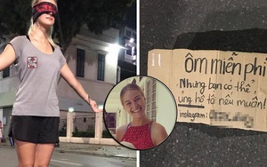 Cô gái ngoại quốc xinh đẹp bịt mắt, dang tay "free hugs" gây náo loạn phố đi bộ Hà Nội