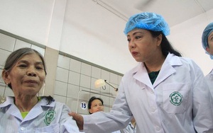 Bộ trưởng Y tế thăm bệnh nhân vụ chạy thận ở Hòa Bình