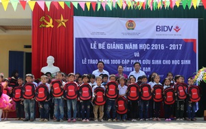 5.000 cặp phao cứu sinh BIDV tiếp tục đồng hành đến trường cùng học sinh vùng sông nước