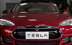 Xem xe Tesla biểu diễn kĩ năng đỗ xe vuông góc điêu luyện, có khi còn giỏi hơn cả tài xế người