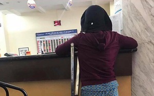 Không biết chữ, đôi chân chẳng lành lặn, người mẹ này vẫn khiến bao người cảm phục vì một câu nói giữa ngân hàng