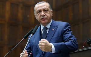 Tổng thống Thổ Nhĩ Kỳ Erdogan ngất xỉu trong buổi lễ cầu nguyện