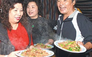 Vi Tiểu Bảo trong phim suýt mất mạng vì vợ, Vi Tiểu Bảo đời thực phải bán nhà vì 6 bà vợ