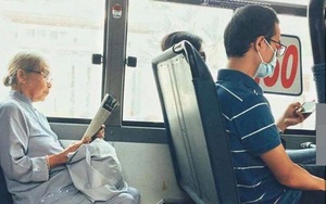 Khoảnh khắc đối lập trên chuyến bus: Một thanh thản bên tờ báo giấy, một chúi đầu vào smartphone