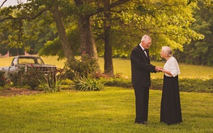 Mối tình già son sắt của cặp vợ chồng trong bộ ảnh kỉ niệm 65 năm ngày cười khiến ai cũng thầm ao ước