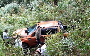 Xe bán tải lao xuống vực, 3 người may mắn thoát chết