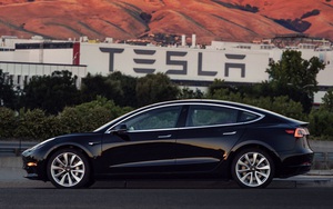 Elon Musk tiết lộ những hình ảnh của chiếc xe điện Tesla Model 3 đầu tiên rời dây chuyền sản xuất