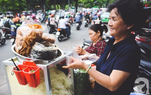 Xe gỏi khô bò đặc biệt nhất Sài Gòn: 50 năm không có quán hàng, khách ngồi la liệt dưới gốc cây