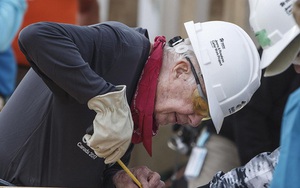 Dù phải nhập viện vì ngã quỵ dưới nắng nóng, cựu Tổng thống Mỹ 92 tuổi vẫn quay lại xây nhà cho người nghèo