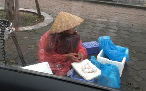 5 gói mì, 10 quả trứng và câu chuyện đầy tử tế giữa bà cụ bán rong với anh chàng đi ô tô ở Hà Nội