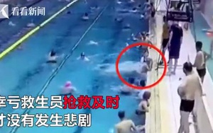 Cảnh báo: Bé 5 tuổi chới với trong bể bơi mà người lớn không phát hiện ra