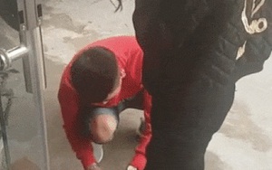 'Soái ca' áo đỏ quỳ gối, buộc dây giày cho bạn gái gây xôn xao mạng xã hội
