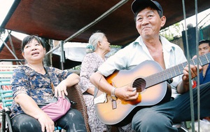 Quán bánh xèo "văn nghệ" với cô chủ có giọng ca ngọt lịm khiến bao thực khách Sài Gòn say mê