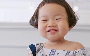 Cô nhóc Hàn Quốc có mái tóc "gáo dừa" dễ thương đi đâu cũng được xuýt xoa