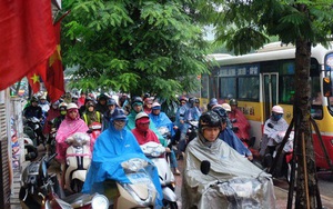 Chùm ảnh: Ảnh hưởng của bão số 6, người dân Thủ đô chật vật trong cơn mưa sáng sớm