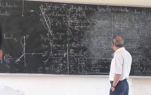 Học trò lười lau bảng, thầy giáo ghi chồng bài mới lên và thông báo cuối giờ kiểm tra!