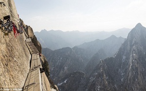 Du khách ‘nhũn chân’ trèo thang bộ trên vách núi dựng đứng hơn 2.000m
