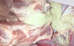 Phụ huynh kinh hãi khi chứng kiến “ổ mủ” chảy ra từ miếng thịt lợn cung cấp vào bếp ăn trường học