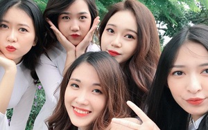 Tấm ảnh 5 cô bạn xinh đẹp, cùng mặc đồng phục Kinh tế quốc dân hot nhất hôm nay!