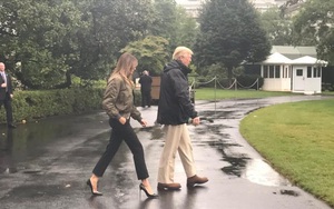 Giải oan cho bà Trump vụ mang giày cao gót thăm bão