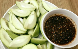 Xoài bao tử chấm mắm 'thần thánh': Dân ghiền ăn vặt ngày hết 1 tạ