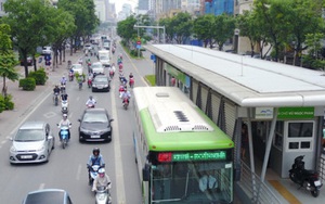 Giờ cao điểm, BRT Hà Nội không đến mức... quá tải