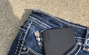 Bài thử nghiệm xem iPhone X có đút vừa túi quần jean hay không