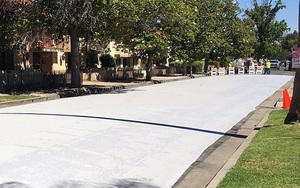 Người Mỹ sử dụng cách rất hay để hạ nhiệt độ trong những ngày nóng bức: Sơn xám toàn bộ mặt đường