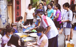 Ngày thu, ghé hàng bánh rán mặn vỉa hè 30 năm tuổi gần Hồ Tây, đông tới mức khách phải lấy số xếp hàng