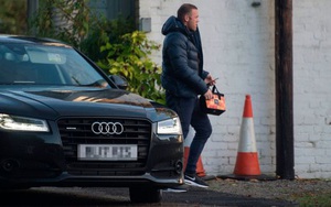Rooney thất thểu đi cắt cỏ, lao động công ích