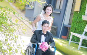 Cô dâu xinh đẹp đẩy xe lăn cho chồng trong đám cưới ở Bắc Giang