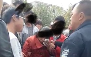 Đòi nghỉ học nhưng không được cho phép, con trai lao vào đánh mẹ tới chảy máu mặt
