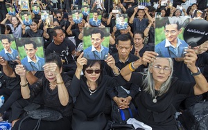 Hàng ngàn người Thái Lan mang ảnh, đội mưa chờ tiễn biệt nhà vua Bhumibol Adulyadej