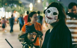 "Đầu tư" mùa Halloween, nhiều bạn trẻ Sài Gòn hóa trang rùng rợn trêu đùa trẻ em ở phố đi bộ Nguyễn Huệ