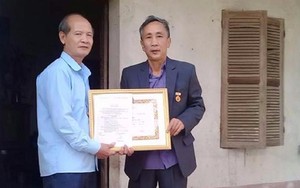 Tử tù oan Hàn Đức Long nhận huy hiệu 30 năm tuổi Đảng